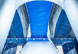 Aufblasbare multiplay-hüpfburg mit rutsche in der mitte und 3D-objekten für kinder. Bestellen sie hüpfburgen rgen online bei JB-Hüpfburgen Deutschland