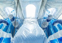 Kaufen sie die eis-themenwippe in einem einzigartigen design mit zwei eingängen, einer rutsche in der mitte und 3D-objekten für kinder. Bestellen sie hüpfburgen online bei JB-Hüpfburgen Deutschland