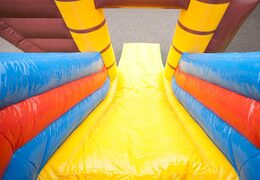 Aufblasbares multiplay-piratenboot mit rutsche in der Mitte und 3D-objekten für kinder. Bestellen sie hüpfburgen online bei JB-Hüpfburgen Deutschland