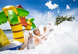 Öffnen sie den bubble park hawaii mit einem schaumhahn für kinder. Bestellen sie aufblasbare hüpfburgen bei JB-Hüpfburgen Deutschland