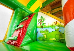 Kaufen sie jungleworld hüpfburg in einem einzigartigen design mit zwei eingängen, einer rutsche in der mitte und 3D-objekten für kinder. Bestellen sie hüpfburgen online bei JB-Hüpfburgen Deutschland