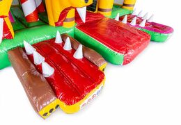 Indoor-multiplay-hüpfburg jungleworld in einzigartigem design mit zwei eingängen, einer rutsche in der mitte und 3D-objekten für kinder. Kaufen sie hüpfburgen online bei JB-Hüpfburgen Deutschland