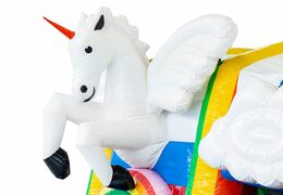 Aufblasbare multiplay-einhorn-hüpfburg mit rutsche in der mitte und 3D-objekten für kinder. Bestellen sie hüpfburgen online bei JB-Hüpfburgen Deutschland
