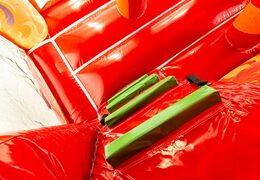 Indoor-multiplay-feuerwehr-hüpfburg in einzigartigem design mit zwei eingängen, einer rutsche in der mitte und 3D-objekten für kinder zum bestellen. Kaufen sie hüpfburgen online bei JB-Hüpfburgen Deutschland