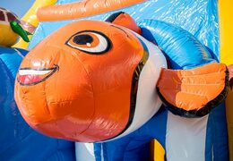 Überdachte grosse Maxifun Hüpfburg mit Rutsche im Thema Clownfisch für Kinder bestellen