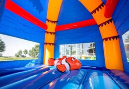 Überdachte grosse Maxifun Hüpfburg mit Rutsche im Thema Clownfisch für Kids zu bestellen