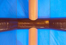 Kaufen sie eine schießkombination mit piraten-türsteher, die mit einem kanonenspiel und einer rutsche für kinder bedeckt ist. Bestellen sie hüpfburgen online bei JB-Hüpfburgen Deutschland