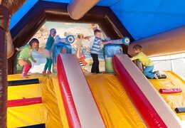 Schießkombi piraten-hüpfburg mit schießspiel und rutsche für kinder kaufen. Bestellen sie hüpfburgen online bei JB-Hüpfburgen Deutschland