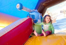 Bestellen sie eine piraten-hüpfburg mit schießen, die mit einem kanonenspiel und einer rutsche für kinder bedeckt ist. Kaufen sie hüpfburgen online bei JB-Hüpfburgen Deutschland