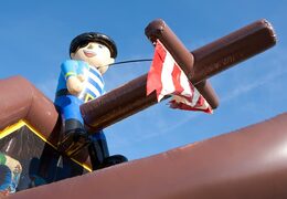 Schießkombi piraten-hüpfburg mit abdeckung, ballerspiel und rutsche für kinder kaufen. Bestellen sie hüpfburgen online bei JB-Hüpfburgen Deutschland