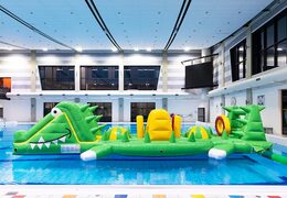 opblaasbare waterstormbaan te huur in zwembad met thema krokodil voor kinderen