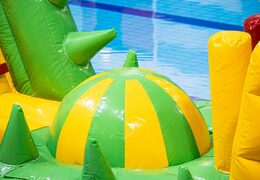 inflatable waterstormbaan te huur in zwembad met thema krokodil voor kinderen