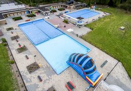 Opblaasbare glijbaan op maat gemaakt voor in een buiten zwembad kopen voor kinderen