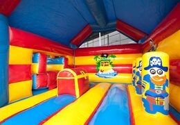 Bestellen sie eine überdachte multifun-hüpfburg mit rutsche im piraten-design mit 3D-objekt an der spitze für kleine und größere kinder. Kaufen sie aufblasbare hüpfburgen online bei JB-Hüpfburgen Deutschland