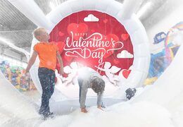 Schneekugel luftdicht mit Valentinstag Hintergrund zum Fotografieren kaufen