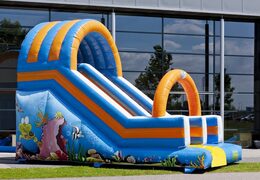 Kaufen sie oceanworld rutsche mit den fröhlichen farben und dem schönen druck auf der rückwand. Bestellen sie aufblasbare rutschen jetzt online bei JB-Hüpfburgen Deutschland
