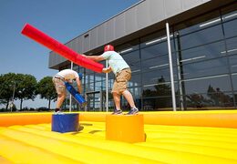 Hüpfburg mit Gladiatorenspiel-Thema