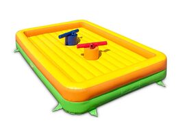 Gladiatoren spielen auf der Hüpfburg gegeneinander