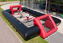 Tischfußballspiel mit lebenden Menschen