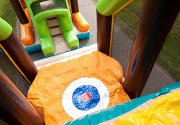 Springen Sie auf eine Hindernisparcours-Hüpfburg