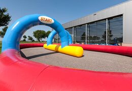 Rennstrecke mit blauer, gelber und roter Farbe