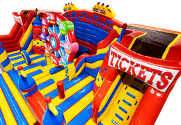 Innenbereich von Slideworld im Achterbahn-Thema