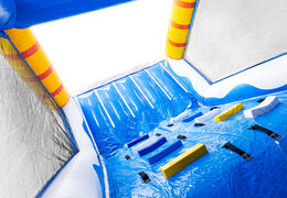 Modulare Hindernisbahn im Surf-Thema mit Kletterwand