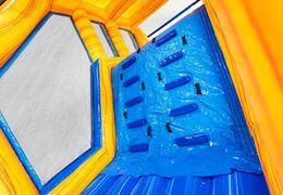 Kletterwand des Base-Jump-Moduls im Hindernisparcours