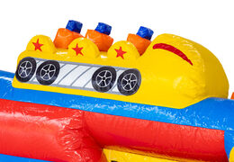Achterbahnwagen auf aufblasbarem Hindernisparcours blau rot gelb