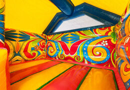 Gelb-orange Blumen im Inneren der Rutschen-Kombi Paradiesinsel