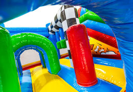 Grüne und blaue Bögen und rote Säulen im Multiplay-Hüpfburg Comic