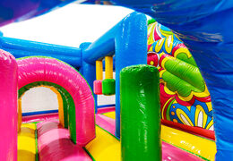 Rosa Bögen und grüne Säulen farbenfrohes Inneres von Multiplay Ibiza