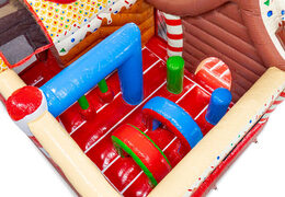 Innenansicht des Multiplay-Hüpfburgen mit Bögen, Säulen und Boxsäcken