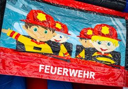 Hüpfburg Feuerwehrthema mit Illustration deutscher Feuerwehrmänner, online bestellen