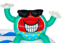 3D-Figur auf aufblasbarem Schloss Dubbelslide, lachende Wassermelone in Badehose, Sommerparty-Thema