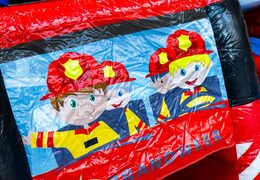 Hüpfburg Feuerwehrthema mit Illustration von Feuerwehrleuten im Bus online bestellen