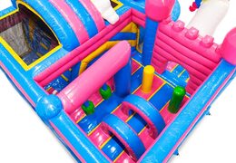 Inneres des Hüpfburges mit Bögen, Säulen und Boxsäcken zum Verkauf bei JB