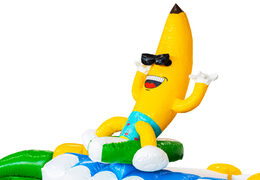 3D-Figur auf aufblasbarer Banane mit Badehose Thema Sommerparty