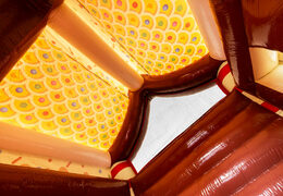 Dach des überdachten Hüpfburges dekoriert als Lebkuchenhaus im Lebkuchen-Thema