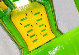 Kletterwand des Hindernisparcours-Moduls Base Jump