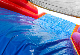 Aufblasbare Hindernisbahn mit fetten Comic-Grafiken