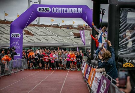 Läufer stehen bereit am Start unter dem von JB entworfenen Startbogen