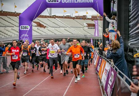 Start des 538 Morgenlaufs 2024 mit Ziellinienbogen von JB Inflatables