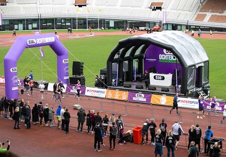 Übersichtsfoto des 538 Morning Run 2024 mit Zieltor und aufblasbarer Bühne