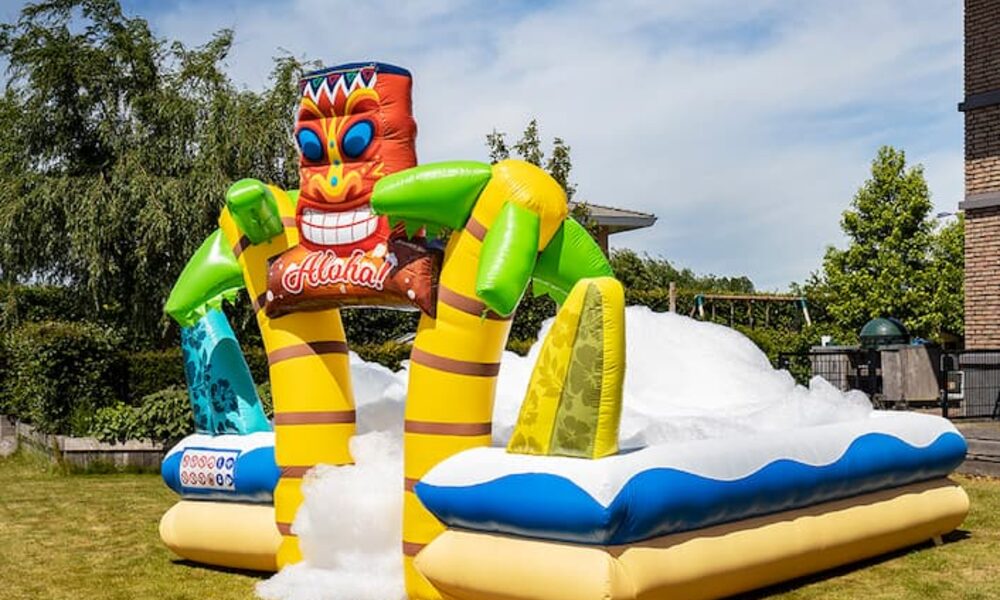 Groot opblaasbaar open bubble boarding park springkussen met schuim bestellen in thema tropical hawaii voor kinderen. Koop opblaasbare springkussens online bij JB Inflatables Nederland