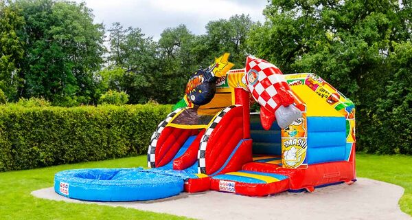 Banner für den Blogbeitrag über Doppelslide-Hüpfburgen