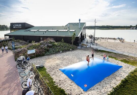 Aufblasbarer blauer luftberg nach maß bei JB-Hüpfburgen Deutschland; spezialist für aufblasbare werbeartikel wie kundenspezifische luftberge 