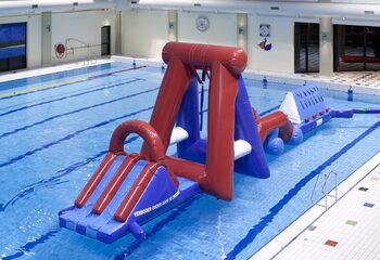 Bestellen sie einen doppelt aufblasbaren Wasserhindernislauf-Pool-Parcours mit zwei Kletterwänden, einem Balancierobjekt, einem Schaukelturm und einer Rutsche für Kinder. Kaufen sie aufblasbare Hindernisparcours jetzt online bei JB-Hüpfburgen Deutschland