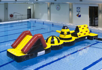 Aufblasbarer abenteuerlauf-pool mit herausfordernden hindernisobjekten für jung und alt. Bestellen sie aufblasbare poolspiele jetzt online bei JB-Hüpfburgen Deutschland