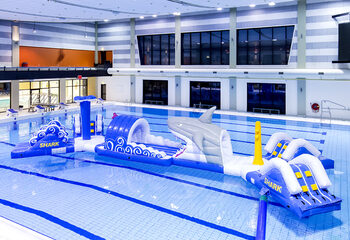 Kaufen sie einen einzigartigen doppelten aufblasbaren hindernisparcours für jung und alt. Bestellen sie aufblasbare poolspiele jetzt online bei JB-Hüpfburgen Deutschland